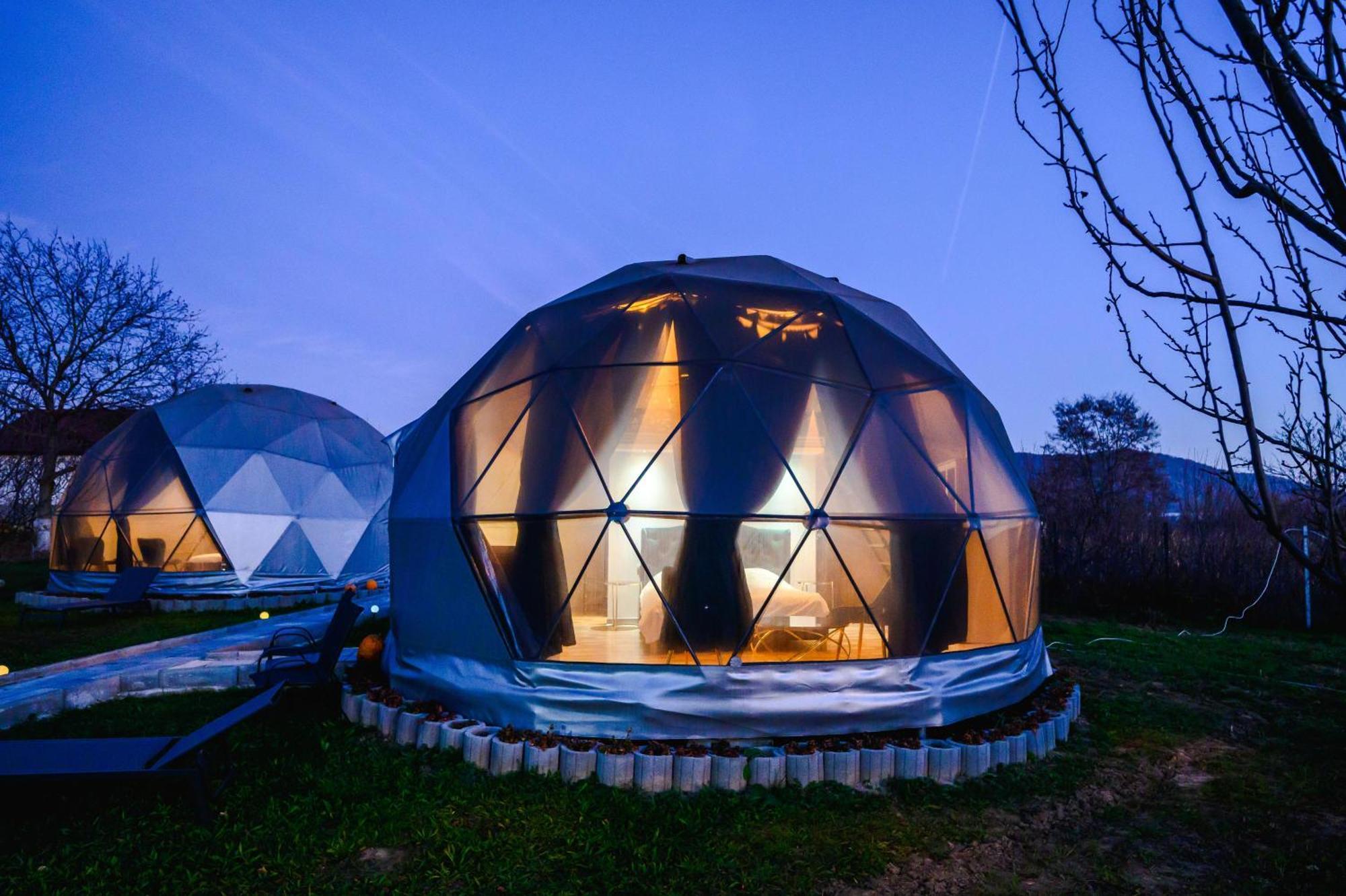 Sun Garden Glamping Domes Hotel Calimanesti Ngoại thất bức ảnh