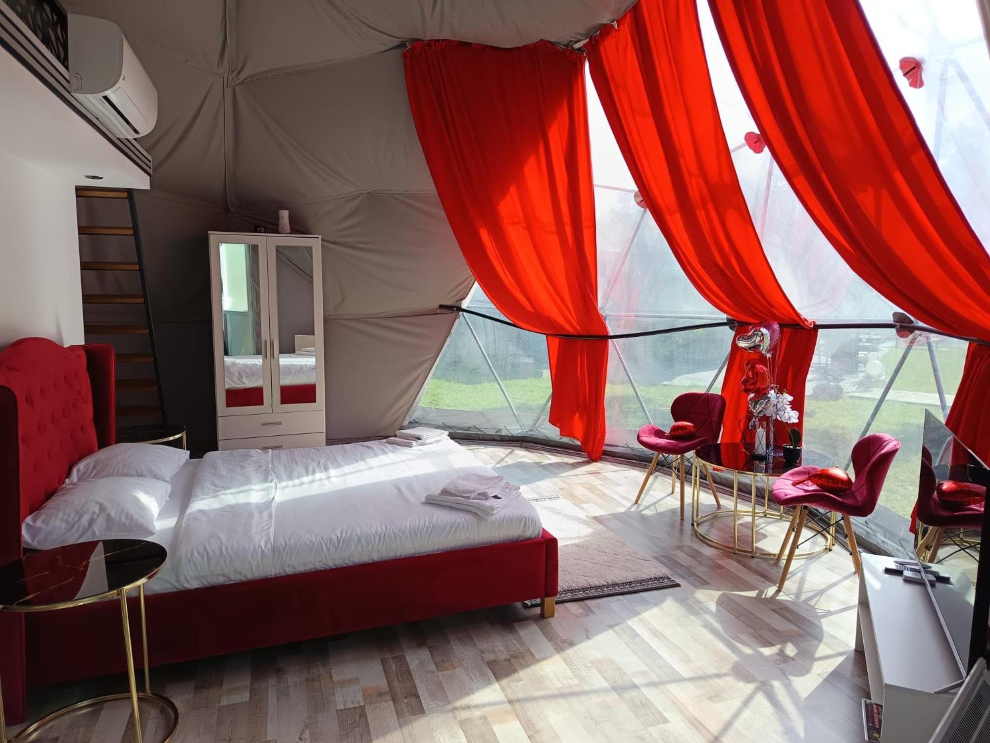 Sun Garden Glamping Domes Hotel Calimanesti Ngoại thất bức ảnh